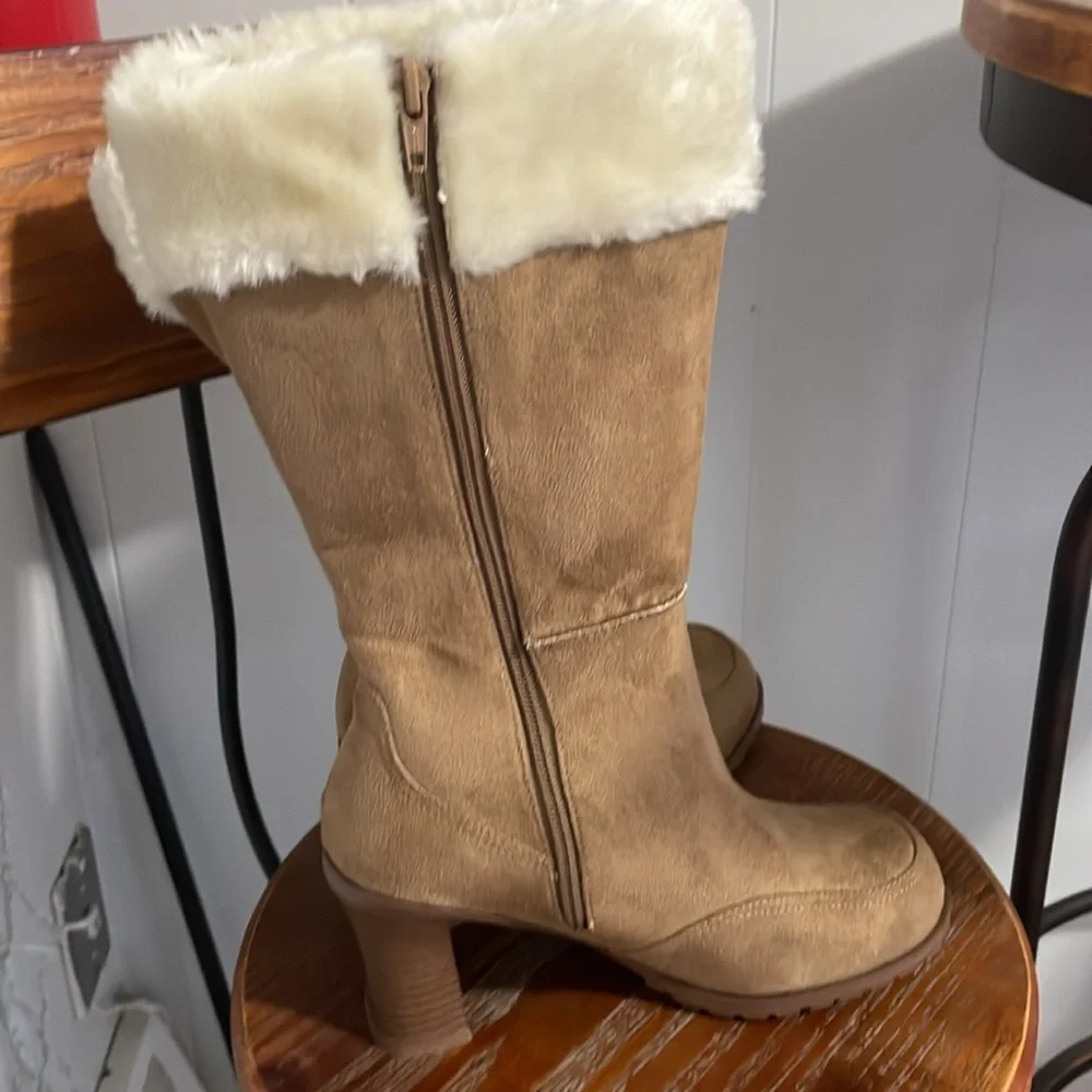 Women’s Zip Up Boots - Picture 2 of 3